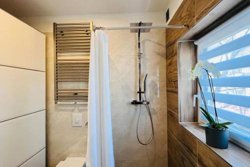 Koupelna v ubytování Central Designer 3 Room Apt with terrace & parking