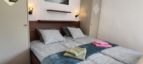 Кровать или кровати в номере Apartma D&D Ribno