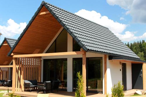 a house with a metal roof on a patio at Galena i Gnejs in Stronie Śląskie