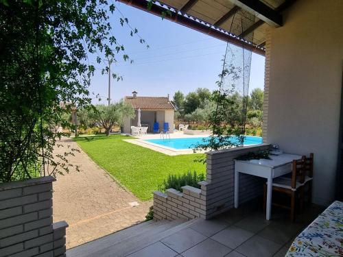 a view of a backyard with a swimming pool at Accogliente villa con piscina in Caltagirone