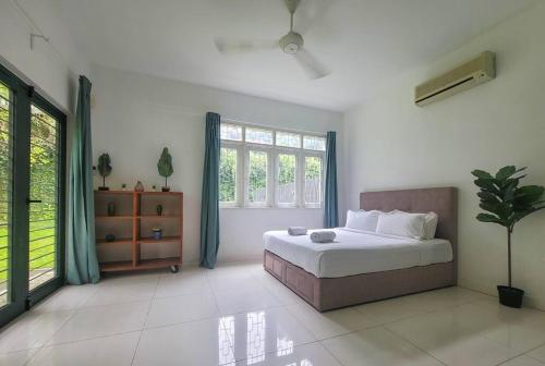 - une chambre avec un lit, une commode et des fenêtres dans l'établissement Bungalow with Pool Karaoke PJ 12, à Petaling Jaya