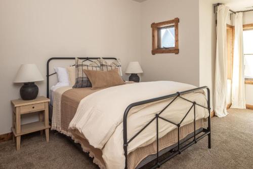 Postel nebo postele na pokoji v ubytování Essentia Townhome 167A