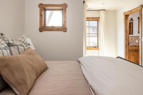 Postel nebo postele na pokoji v ubytování Essentia Townhome 167A