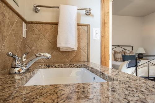 Ένα μπάνιο στο Essentia Townhome 167A