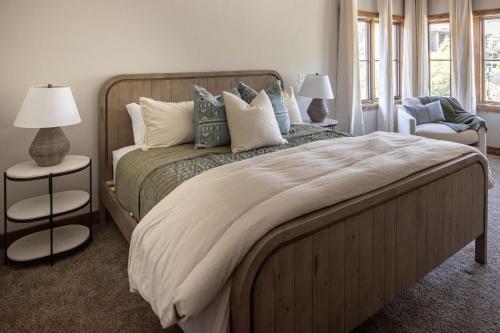 Postel nebo postele na pokoji v ubytování Essentia Townhome 167A