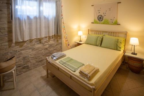 - une chambre avec un lit, 2 tables et une fenêtre dans l'établissement Chiron Residence, à Mouresi