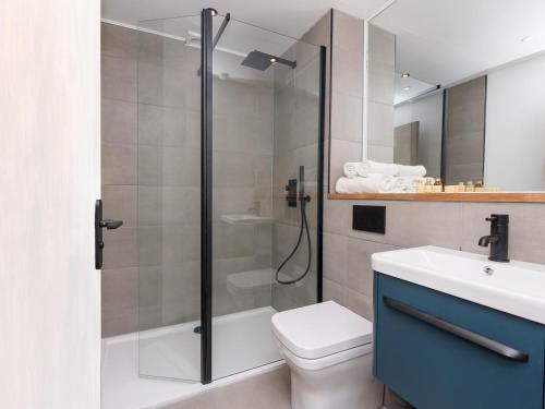 a bathroom with a shower and a toilet and a sink at Pass the Keys Lovely 1 bed apartment close to city centre in Bath