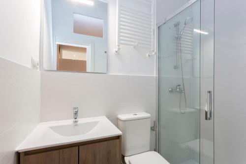 ein Bad mit einem WC, einem Waschbecken und einer Dusche in der Unterkunft Luxurious 2BR/2BA in Chueca in Madrid