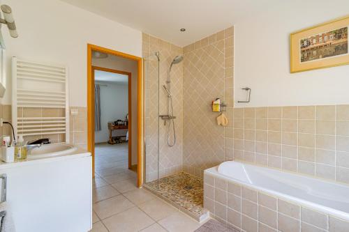 une salle de bain avec une baignoire, une douche et un lavabo dans l'établissement Le Manoir De Flassans, à Flassans-sur-Issole