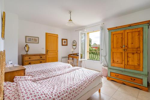 une chambre avec un lit, une fenêtre et un bureau dans l'établissement Le Manoir De Flassans, à Flassans-sur-Issole