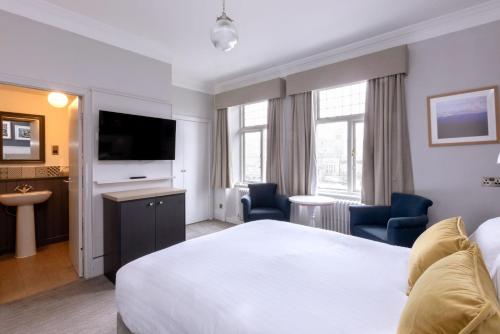 um quarto de hotel com uma cama e uma televisão em The Harrogate Inn - The Inn Collection Group em Harrogate