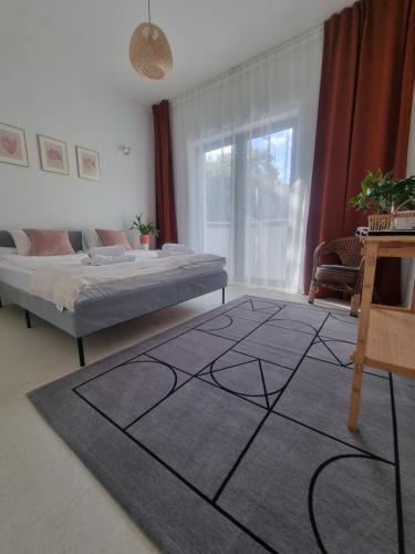 een woonkamer met een bed en een tapijt bij Baltivia Haus I in Gdynia