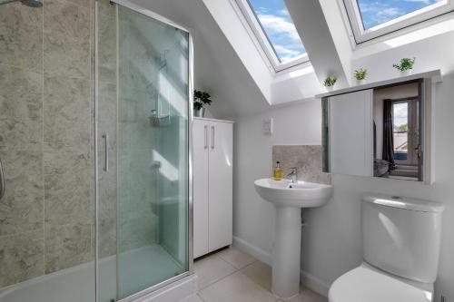 een badkamer met een douche, een toilet en een wastafel bij Ferndale Serviced 4 Bedroom 2 Bath house with Parking in Maidenhead