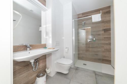 y baño con aseo, lavabo y ducha. en VacationClub - Aparthotel Czarna Góra 221 en Sienna