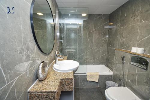 uma casa de banho com um lavatório, um WC e um espelho. em Newly Furnished Studio with Marina View - PAU em Dubai