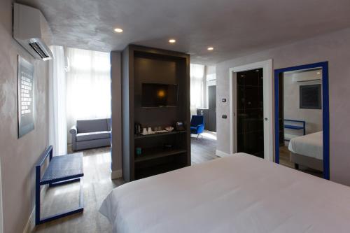 una camera con letto e un soggiorno di Hotel Al Campanile - Luxury Suites & Apartments a Baveno