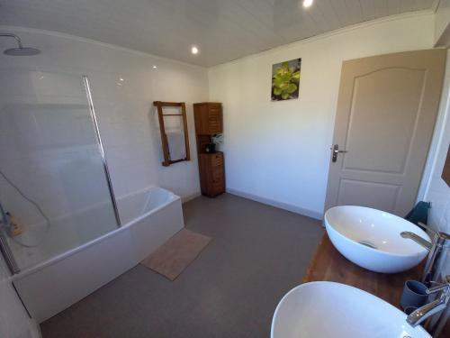 ein Badezimmer mit einer Badewanne, einem WC und einem Waschbecken in der Unterkunft L'Etreinte des Cimes in Cilaos
