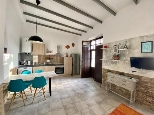 cocina con mesa y sillas en una habitación en Tranquilo Apartamento en el corazón del Albaicín, en Granada