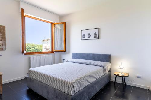 una camera con letto e finestra di Livorno Sea View Flat W/ Balconies near the Beach! a Livorno