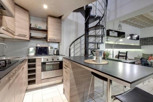 uma cozinha com uma escada em espiral no meio em Servi 7C em Florença