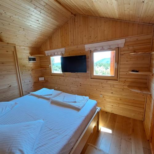 Un dormitorio con una cama en una cabaña de madera. en Vineyard house, en Grižane