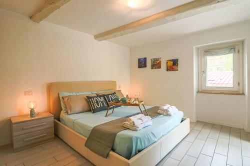 a bedroom with a bed and a table in it at Casa da Sogno con Balcone, free Wi-FI e Netflix in Iesi