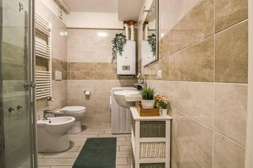 a bathroom with a toilet and a sink and a shower at Casa da Sogno con Balcone, free Wi-FI e Netflix in Iesi