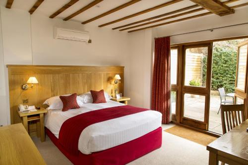 Katil atau katil-katil dalam bilik di Tewinbury Farm Hotel