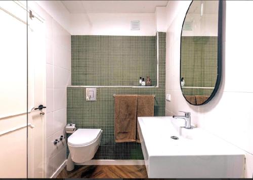 bagno con lavandino, servizi igienici e specchio di Loulé Old Town Apartment a Loulé