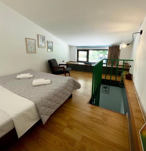 - une chambre avec un lit et un sol en verre dans l'établissement Apartment Duplex 24, à Bordjomi