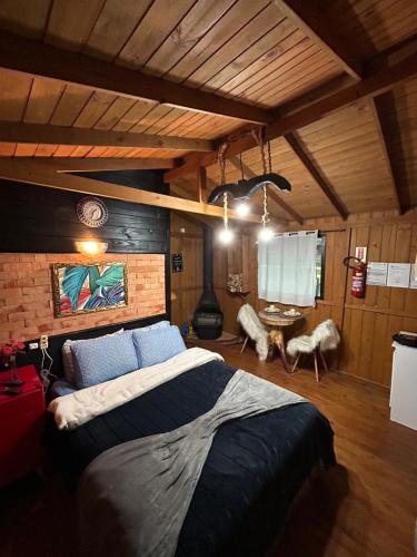 a bedroom with a large bed in a room at Cabana Brisa Do Valle in Urubici
