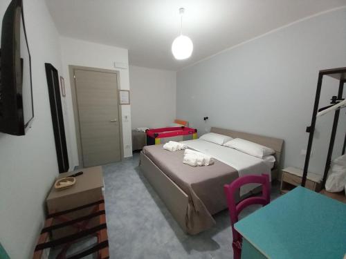 ein Hotelzimmer mit einem Bett, einem Tisch und einem sidx sidx in der Unterkunft B&B da Giovanna in Santa Maria del Cedro