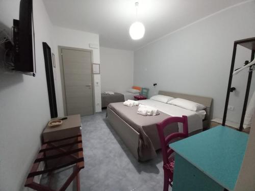 ein Hotelzimmer mit einem Bett und einem Tisch sowie einem Zimmer in der Unterkunft B&B da Giovanna in Santa Maria del Cedro