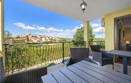 Un balcón con mesa y sillas y una vista en 8 Bedroom Beautiful Home In Visnjan, en Višnjan