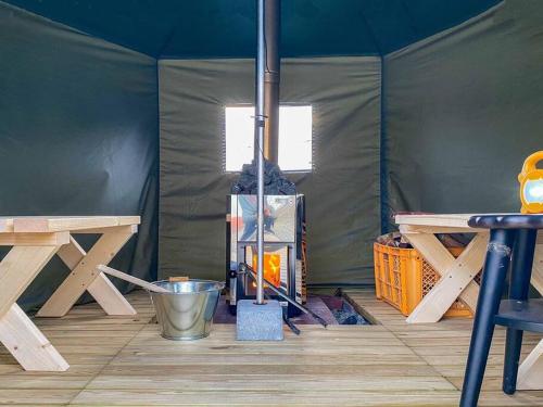 洞爺湖的住宿－THE BLAUBAUM TOYA，帐篷,配有两张野餐桌和一桶