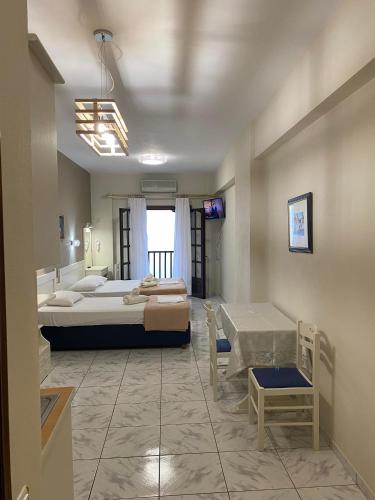 a bedroom with two beds and a tub in it at Karaoulanis Beach in Agios Ioannis Pelio