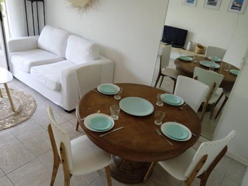 a living room with a wooden table and chairs at Paradis Varois, paradise, calme, parking gratuit, arboré in Toulon
