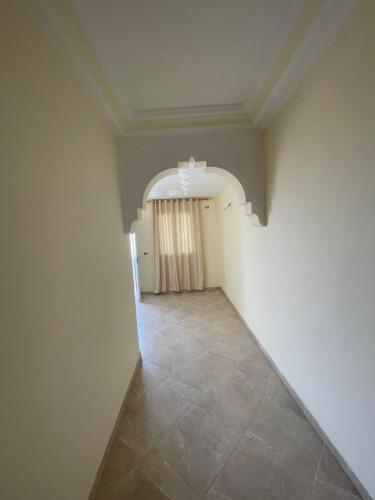 an empty hallway with an archway and a room at Lilian in Tabarka