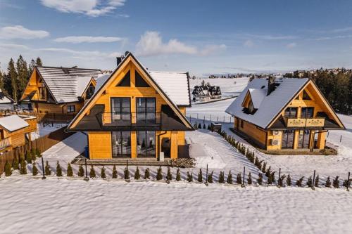 an aerial view of a house in the snow at Domek Panorama z Jacuzzi in Ząb