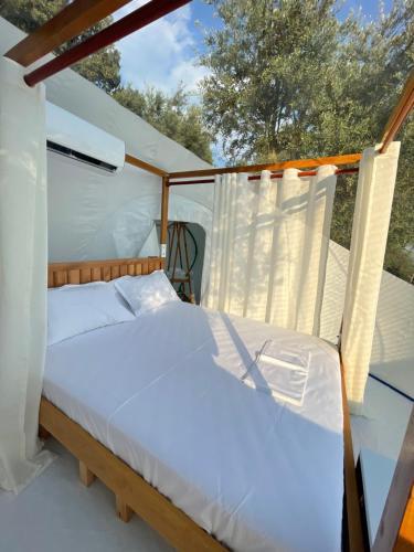 a bed on the back of a boat at La Perle Palase in Palasë