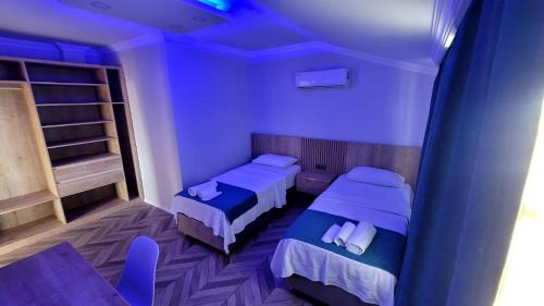 トラブゾンにあるHale Abla Apart Evleriの青い部屋(ベッド2台、テーブル付)