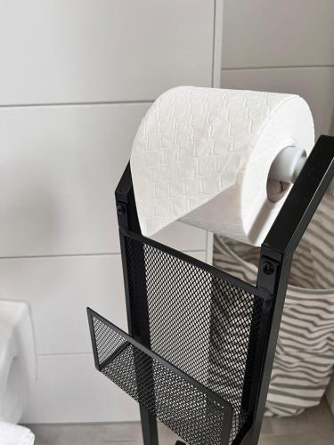 a roll of toilet paper in a holder in a bathroom at Am Klinikum, Nähe Europa Park und Strasbourg, zentrumsnah in Offenburg
