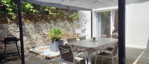 a table and chairs sitting on a patio at Logement récent 3 chambres à 200m mer et commerces in La Bernerie-en-Retz