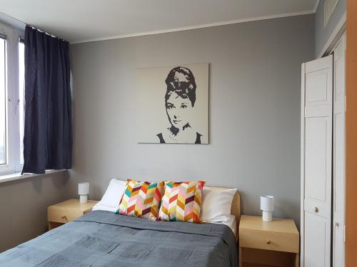 布達佩斯的住宿－CEU會議酒店，卧室配有一张床,墙上挂着一幅画