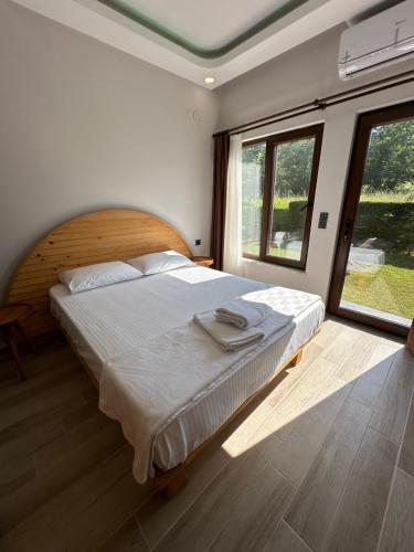 ein Schlafzimmer mit einem großen Bett und einem großen Fenster in der Unterkunft Maşukiye Otel in Kartepe