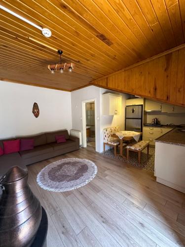 ein großes Wohnzimmer mit einer großen Holzdecke in der Unterkunft Maşukiye Otel in Kartepe