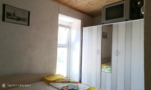 una camera con letto, TV e finestra di Granichar 2 Boards a Granichar