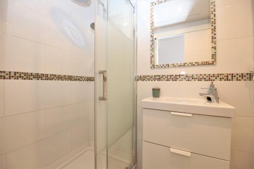 Ένα μπάνιο στο Estepona Centre Penthouse ALGASOL