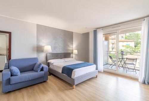 ボーソレイユにあるAppartHotel Jardins d’Elisaのベッドルーム(ベッド1台、椅子1脚、バルコニー付)