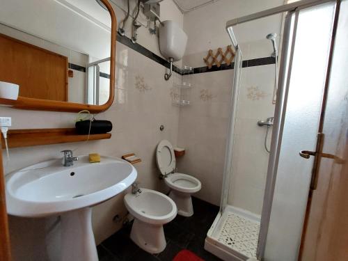 e bagno con lavandino, servizi igienici e doccia. di Porto Cesareo Residenze - Solo Coppie a Porto Cesareo